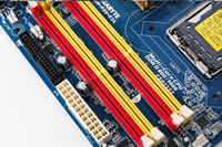 DDR2-1066MHz�f���A���`�����l���Ή�